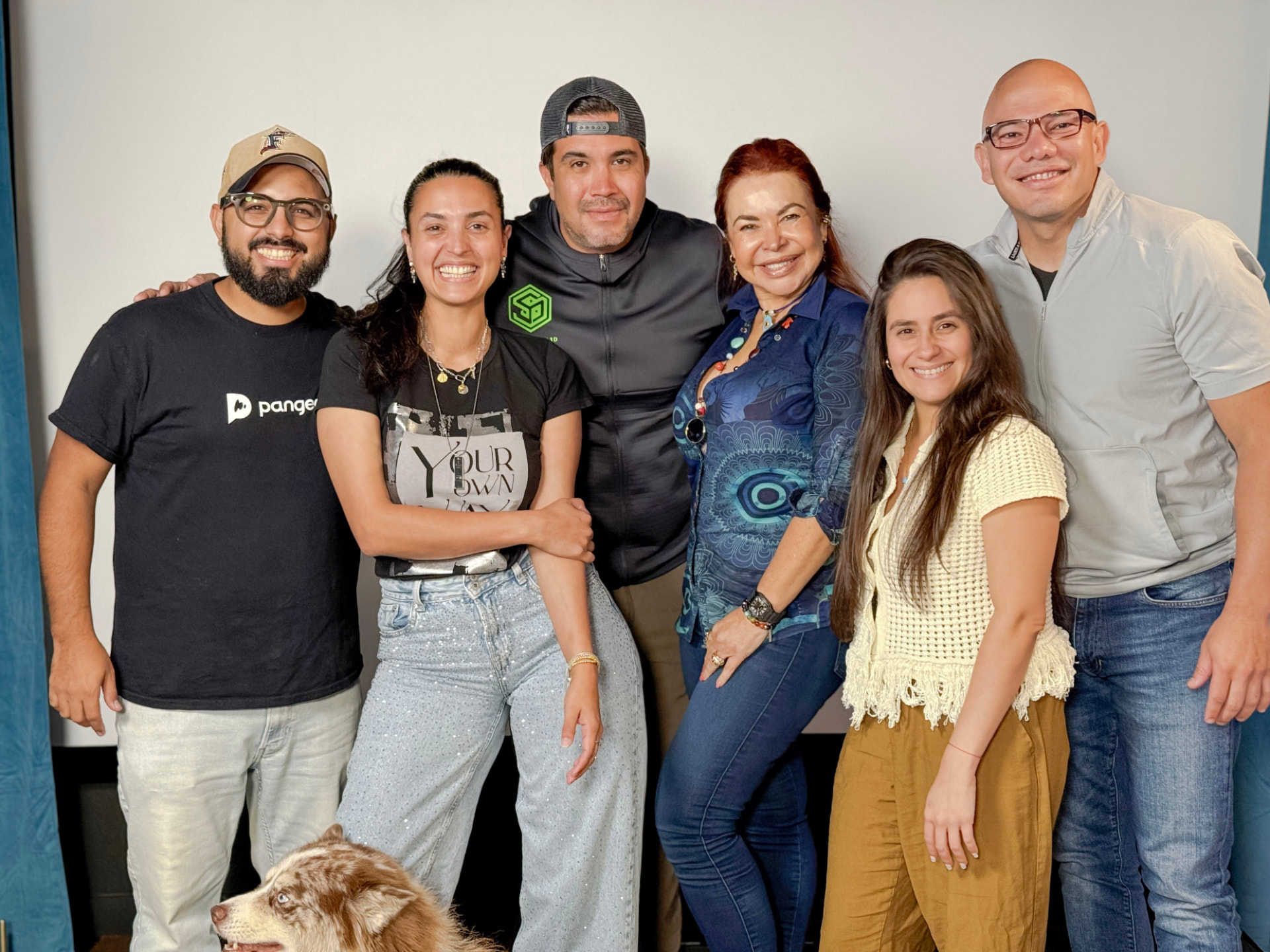 Grupo de estudiantes y maestros de Pangea Academy al terminar una clase
