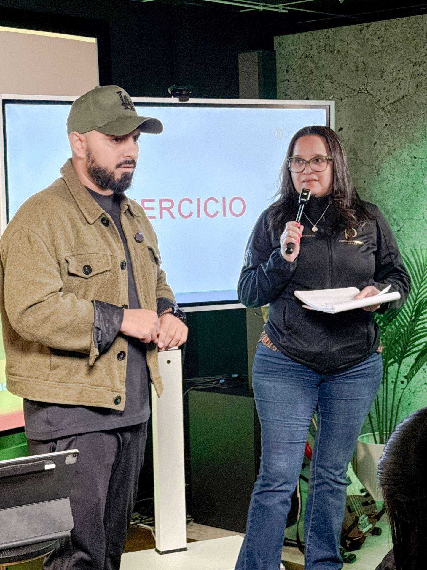 Ejercicio de oratoria frente al grupo durante una clase de Pangea Academy