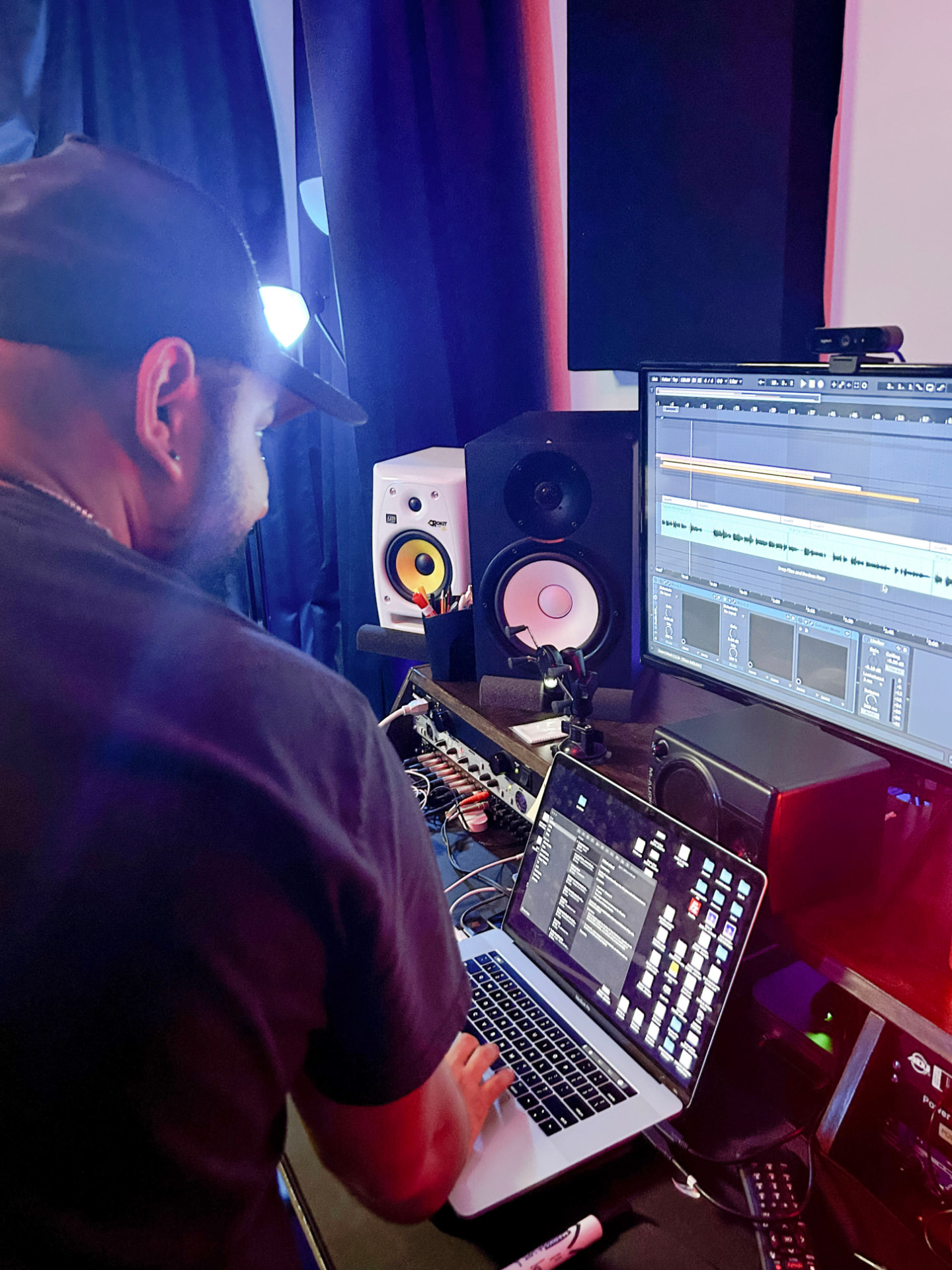 Grabación y edición de voz en la sala de control de Pangea Studios